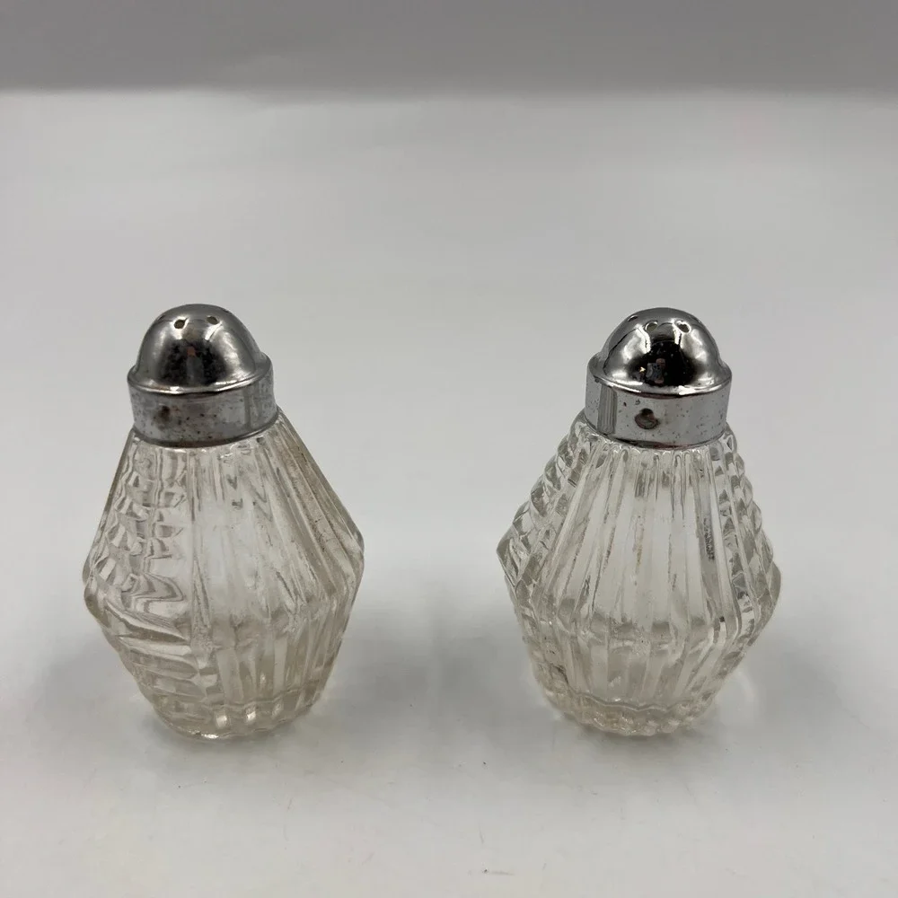 Vintage Art Deco Clear Pressed Glass Salt and Pepper Shakers Chrome Lids Ribbed‎